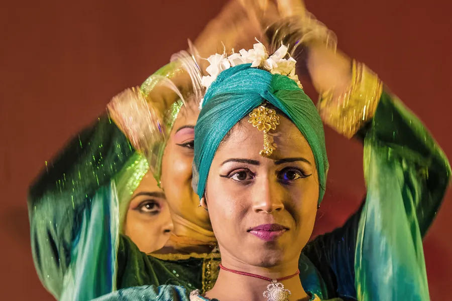 Eine Frau tanzt in traditioneller Tracht.